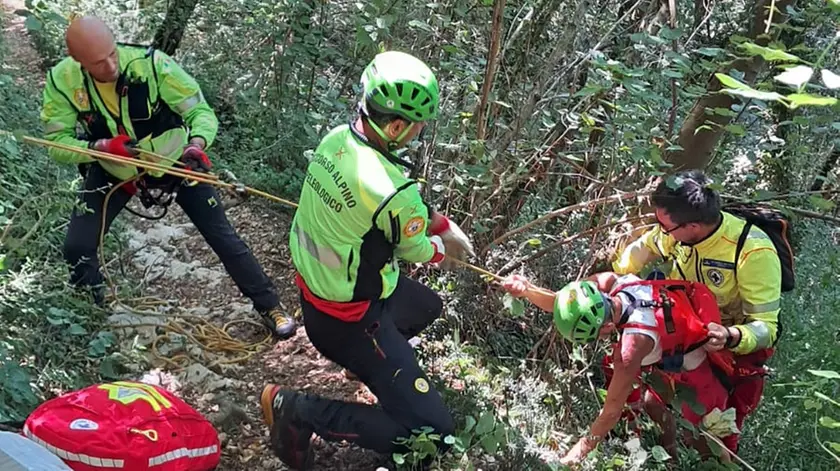 L'intervento del soccorso alpino per salvare la donna scivolata dal sentiero