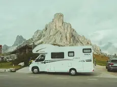 Un camper parcheggiato sul passo Giau