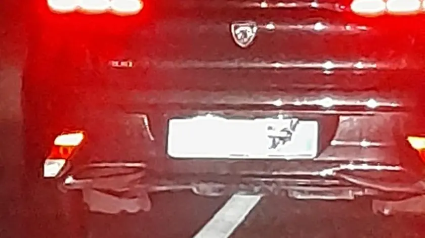 La targa oscurata