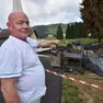Il gestore mostra ciò che resta del chiosco dei panini sul Cansiglio dopo l'incendio