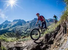 Bikers tra i sentieri di montagna: aumentano gli incidenti con ciclisti