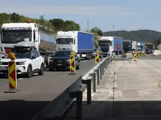 Come si presentava lunedì mattina l’ingresso in Italia al valico confinario di Fernetti: auto e Tir in coda nell’unica corsia prevista. Foto andrea lasorte