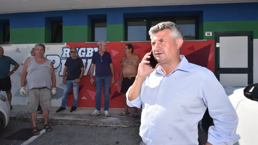 Il sindaco di Pieve di Soligo, Stefano Soldan premia il dirigente capace