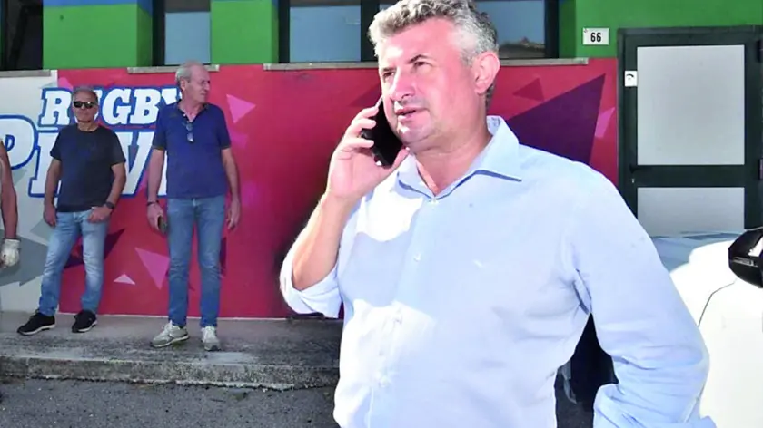 Il sindaco di Pieve di Soligo, Stefano Soldan premia il dirigente capace