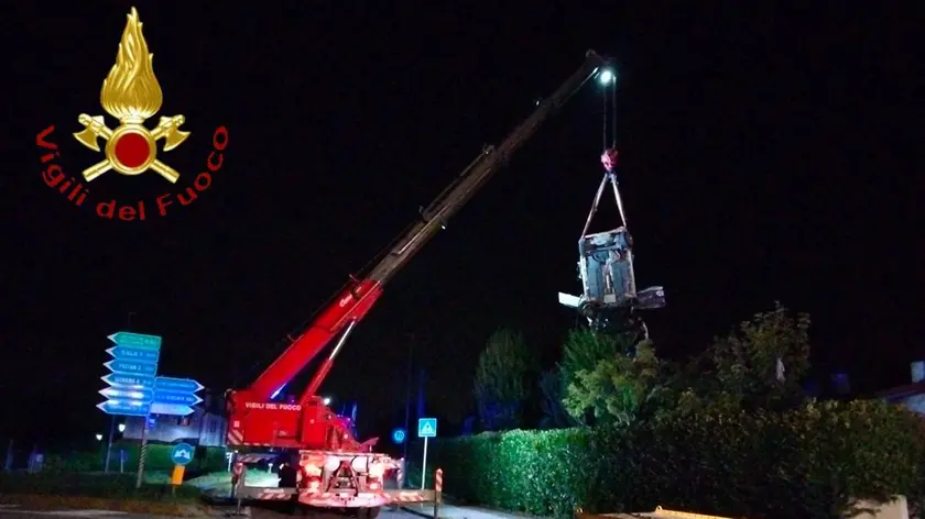 Istrana, l'intervento dei vigili del fuoco per recuperare l'auto finita nel giardino di una casa