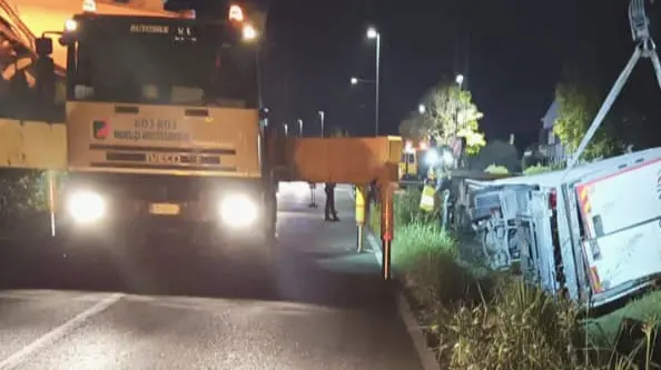 Il tir finito nel fosso a San Vendemiano