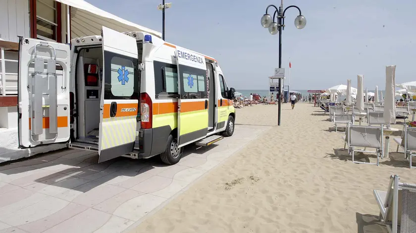 L'arrivo dell'ambulanza in spiaggia