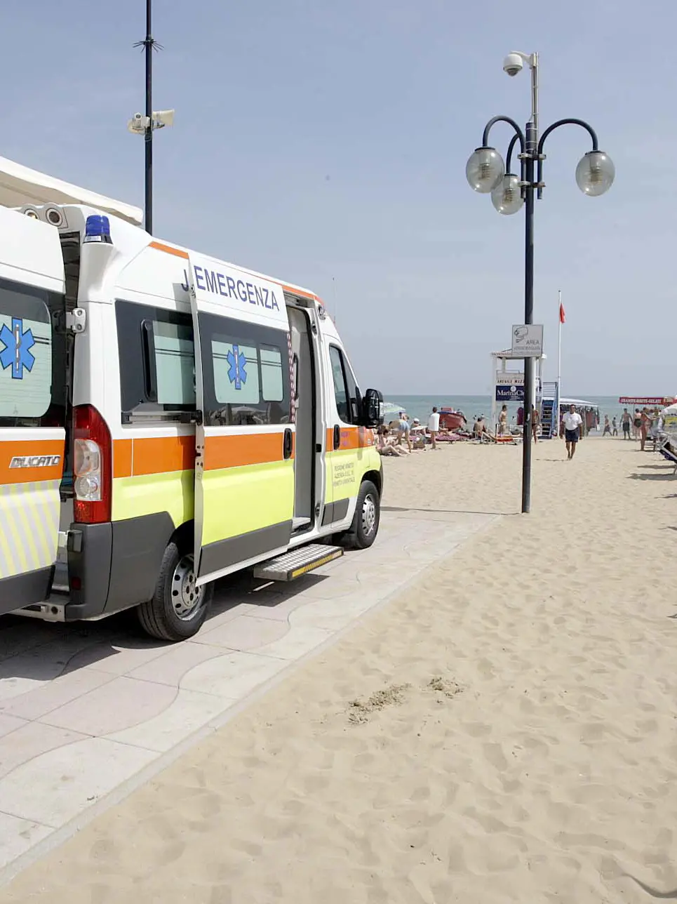 L'arrivo dell'ambulanza in spiaggia