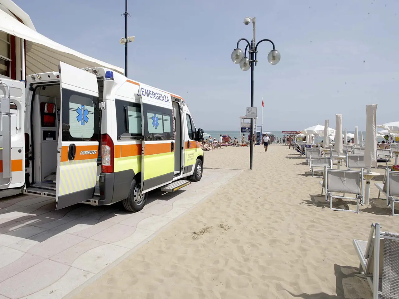 L'arrivo dell'ambulanza in spiaggia