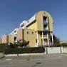 La palazzina Ater dove è stato incendiato il bidone dei rifiuti