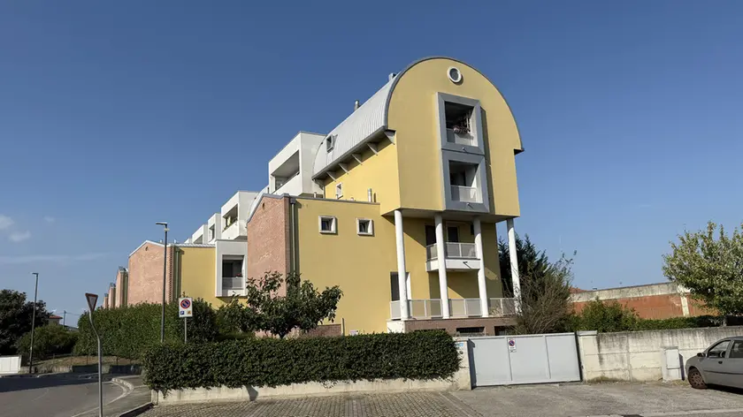 La palazzina Ater dove è stato incendiato il bidone dei rifiuti