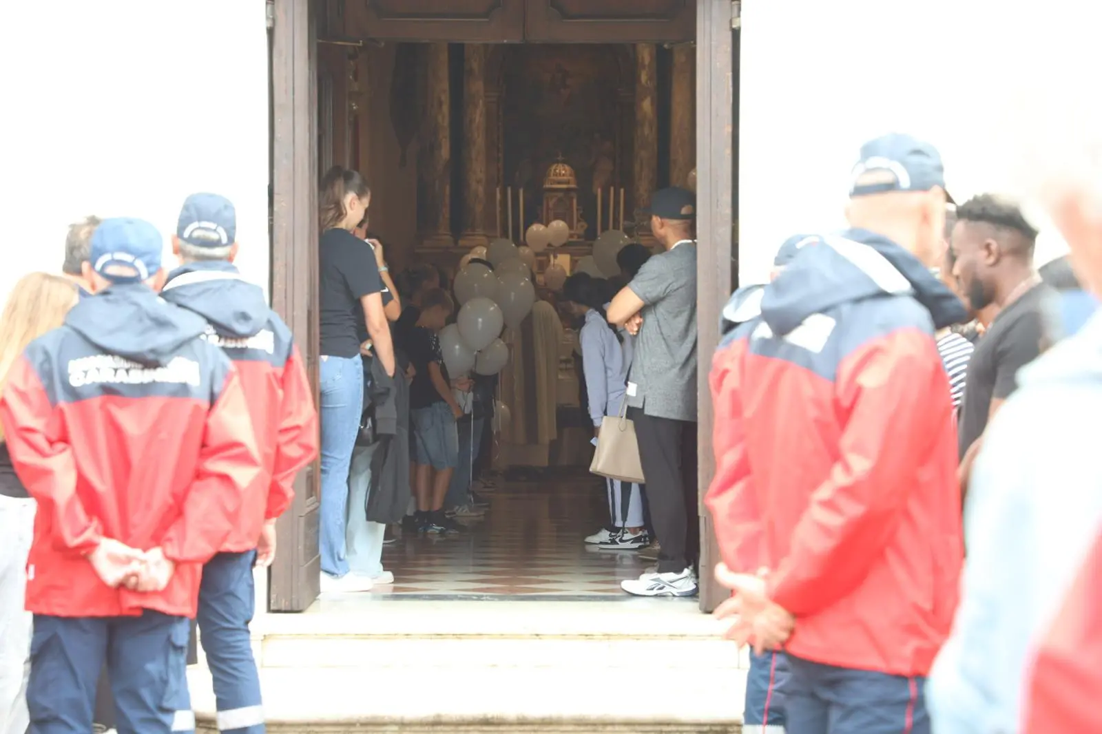 A Roncade è il giorno dell’ultimo saluto a Carlo Panizzo. A centinaia mercoledì mattina, 20 agosto, si sono radunati di fronte al sagrato della chiesa di Roncade in attesa del feretro. Decine di palloncini bianchi sono stati lanciati verso il cielo. Commosso anche il messaggio delle maestre della scuola di San Cipriano. “Hai frequentato la nostra scuola per 3 anni con entusiasmo curiosità e voglia di imparare. La tua gioia era contagiosa”.