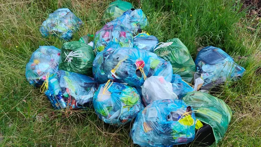 Sacchi di immondizia vicino al Piave