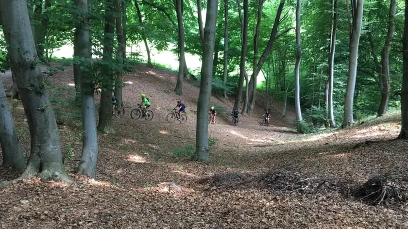 Due ciclisti mentre ricaricano le loro bici elettriche