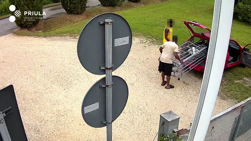 Uno degli abbandoni immortalato dalle telecamere