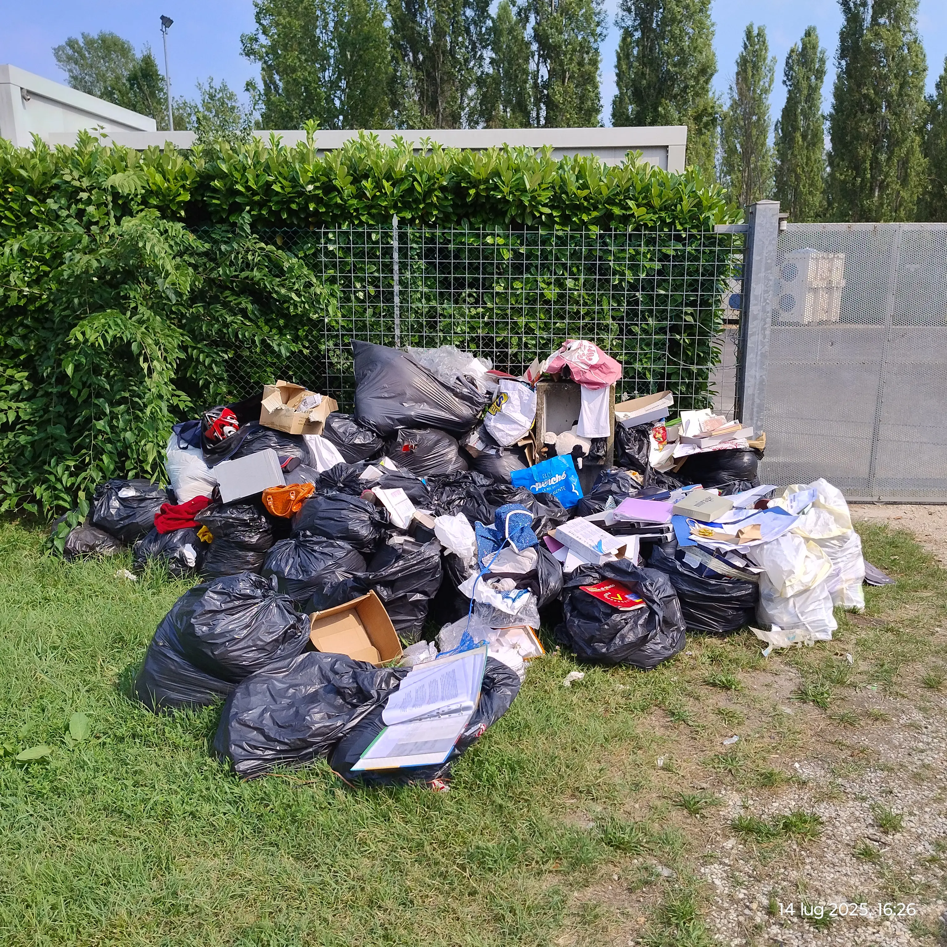 La montagna di rifiuti abbandonati da una famiglia a San Biagio