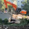 I lavori di demolizione della villetta