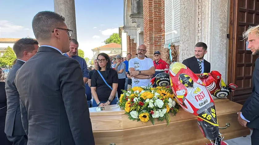 I palloncini a forma di moto e i girasoli sulla bara di Martin Pattaro (Foto Piran)