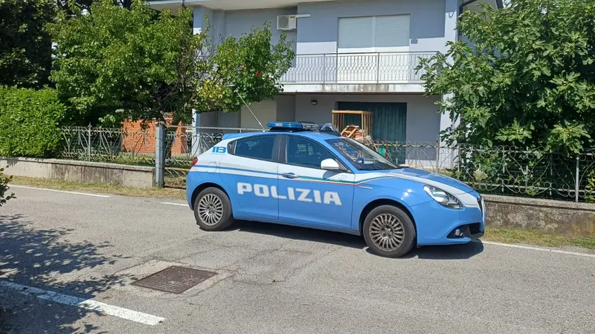 La polizia fuori dalla villetta
