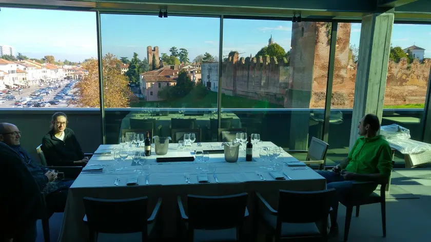 L'albergo Roma di Castelfranco: la spettacolare vista sulle mura dal ristorantino