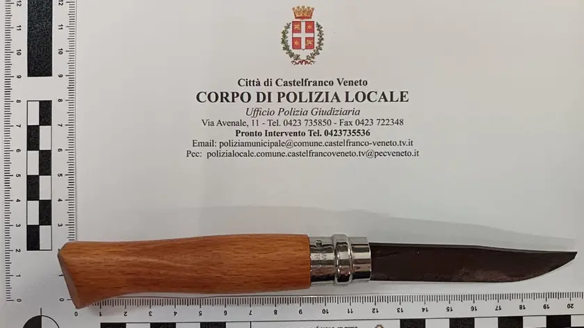 Il coltello sequestrato dalla polizia locale di Castelfranco