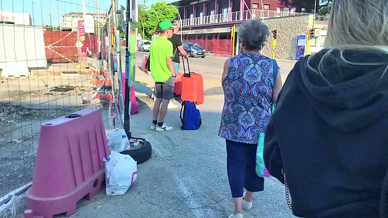 L'attesa del bus alla fermata della stazione di Treviso tra i rifiuti