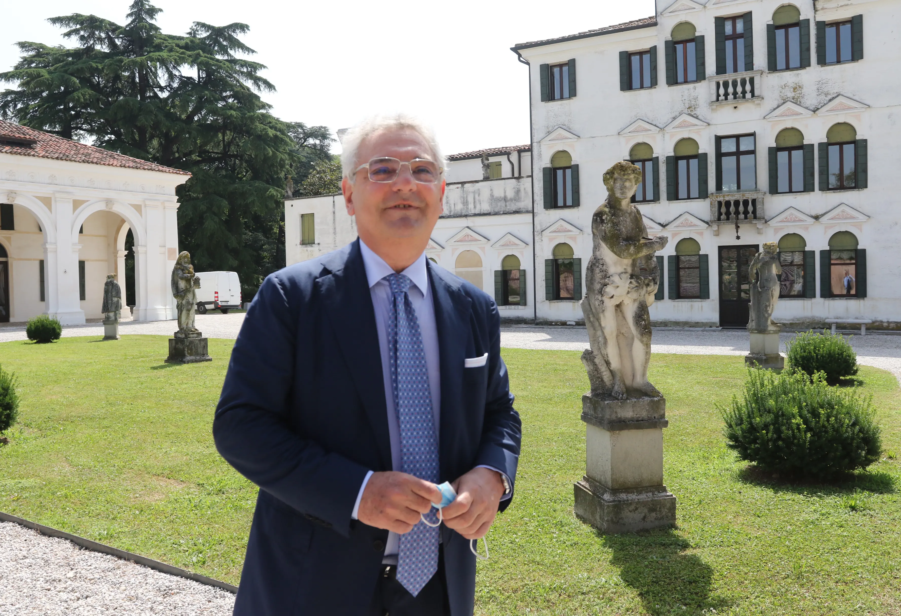 TREVISO: INAUGURAZIONE VILLA CA' ZENOBIO il presidente della Fondazione Cassamarca Luigi Garofalo con alle spalle la villa