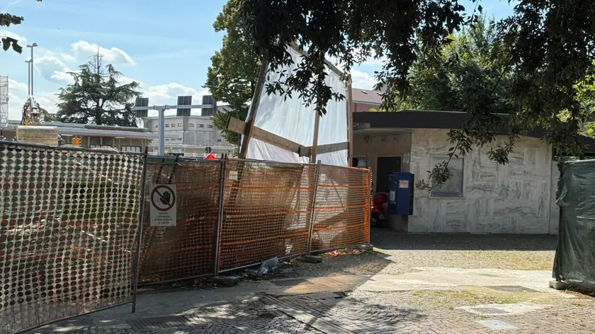 Il G&B bar di piazzale Duca d’Aosta, circondato dal cantiere di Rfi