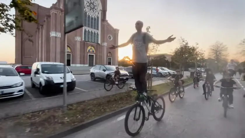 Un maranza in piedi sulla bici in corsa