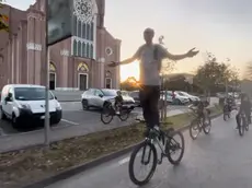 Un maranza in piedi sulla bici in corsa