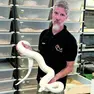 Enrico Marconato con uno dei suoi serpenti