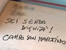 Uno dei messaggi affissi dall'amante in giro per il paese
