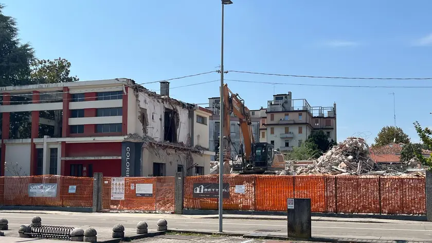 La demolizione della Bottega del Colore in zona Fiera a Treviso