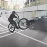 Gli slalom tra le auto in corsa