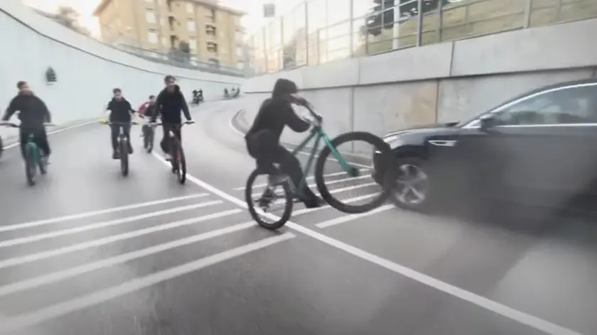 Gli slalom tra le auto in corsa