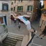 Gruppo di turisti inglesi saltano dai ponti