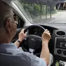 Un anziano alla guida