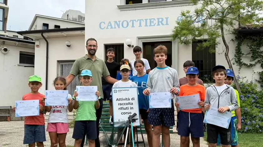 I bambini della Canottieri Sile con l'attestato ricevuto da Contarina