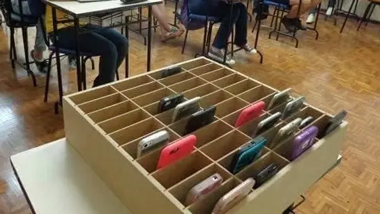 Le cassettine in classe per i cellulari