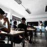 Una professoressa in cattedra in un’aula di un istituto superiore