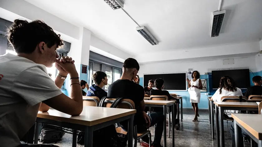 Una professoressa in cattedra in un’aula di un istituto superiore