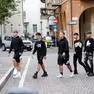 Dei giovani che passeggiano nel centro della città