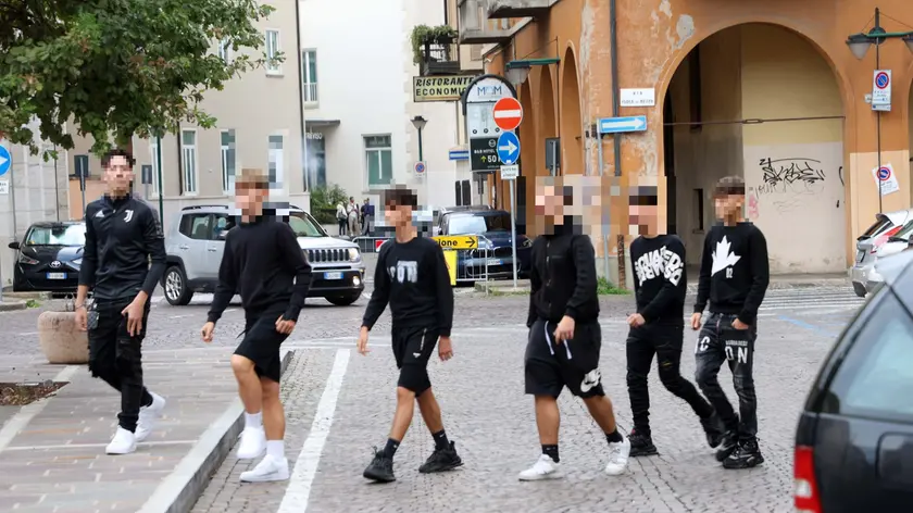 Dei giovani che passeggiano nel centro della città