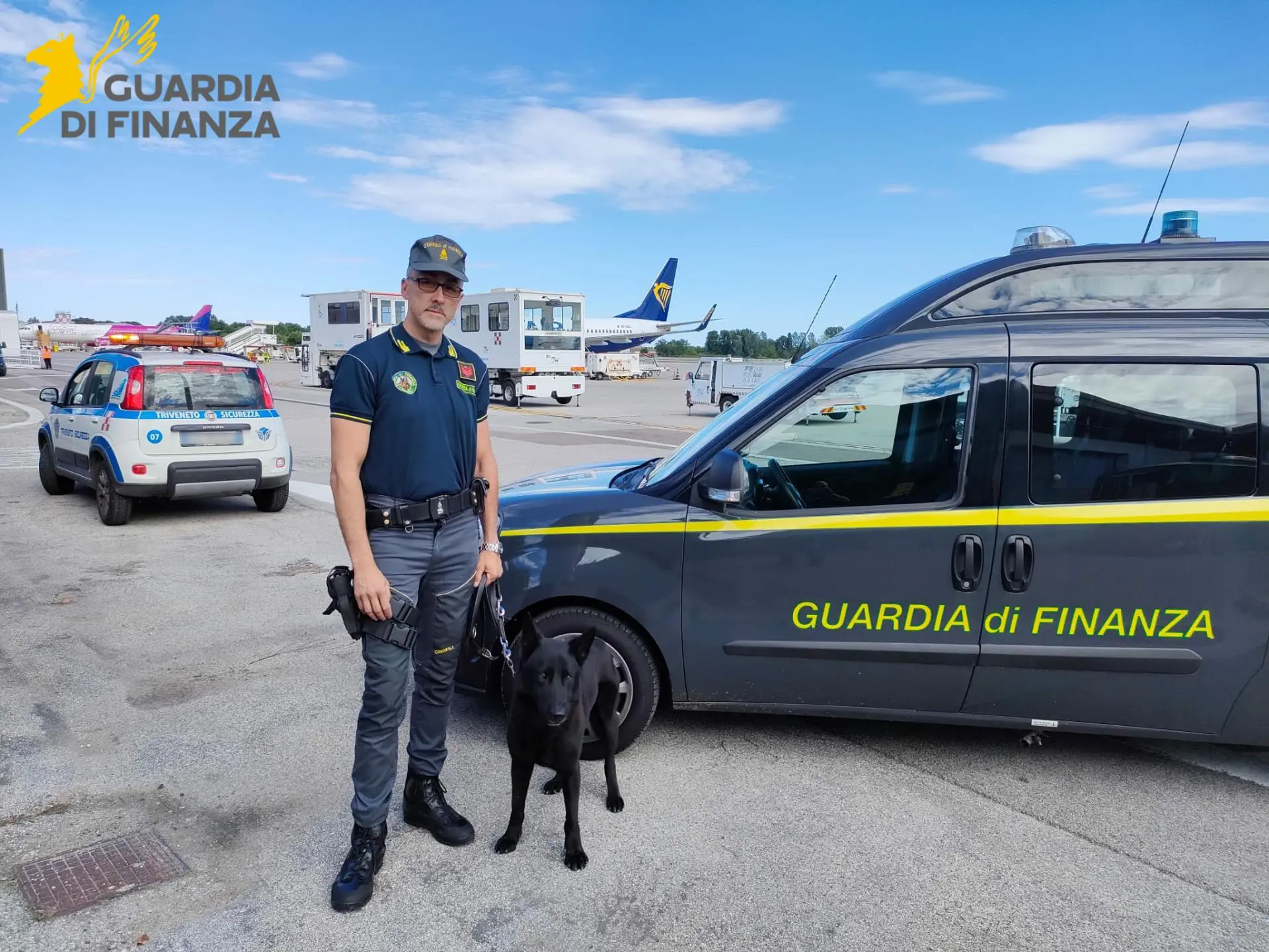 Escor e il conduttore durante un servizio in aeroporto a Treviso