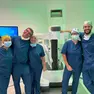 L'équipe di Ginecologia di Conegliano (al centro il primario Candiotto) con il robot Da Vinci