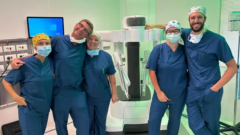 L'équipe di Ginecologia di Conegliano (al centro il primario Candiotto) con il robot Da Vinci