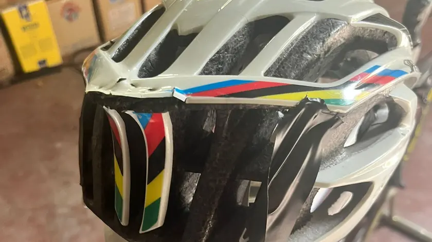 Il casco di Crosato danneggiato dopo la caduta