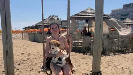 Monika Grimm con Lucky la turista 34enne venuta dalla Baviera