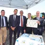 Luca Zaia mostra il documento firmato sull'avvio dei lavori
