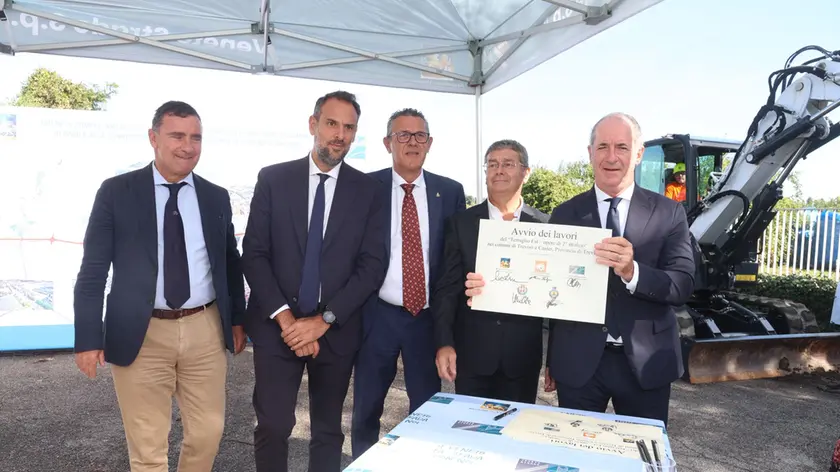 Luca Zaia mostra il documento firmato sull'avvio dei lavori
